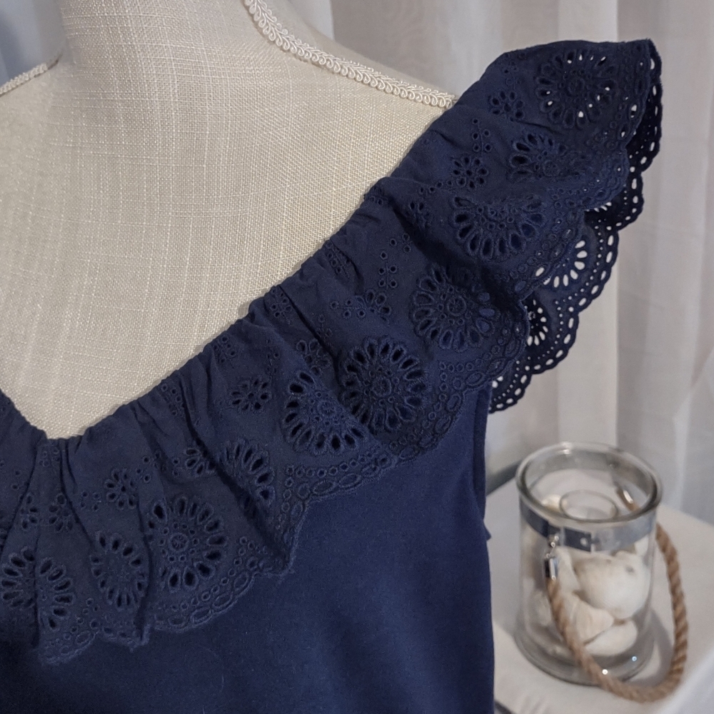 # Crown and Ivy eyelet trim Sleeveless Blouse. Size 3X Curvy. - Picture 5 of 7